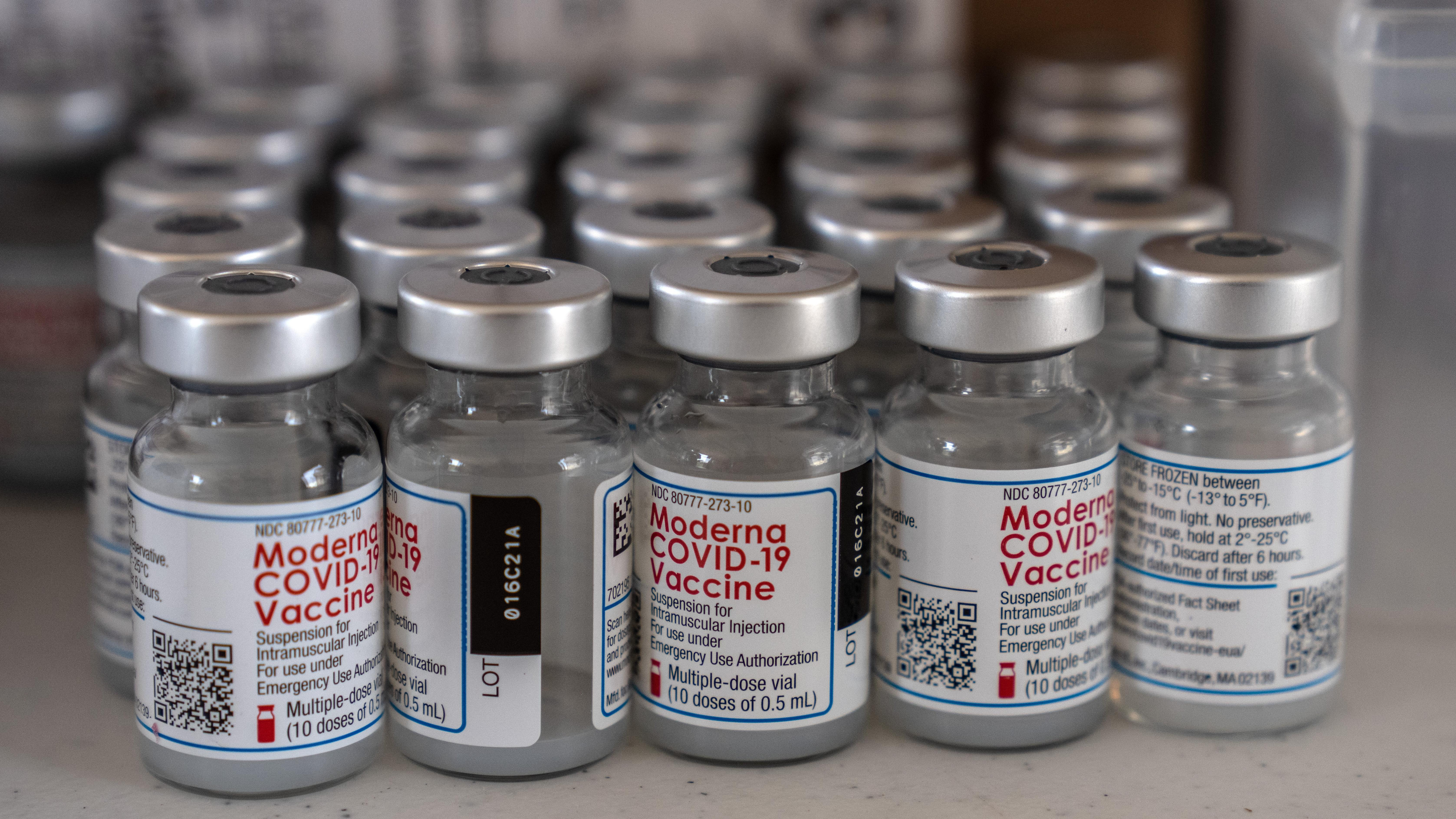 Moderna-vacciner är förberedda för användning vid ett amerikanskt militärt vaccinationscenter vid Camp Foster den 28 april 2021 i Ginowan, Japan